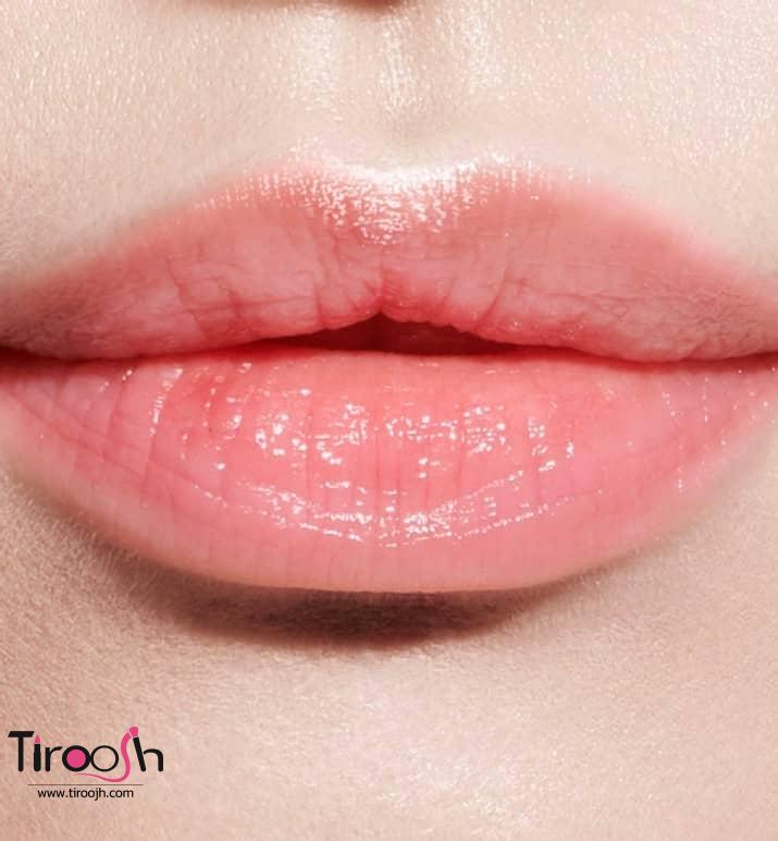بالم لب برند نوتروژینا شفاف و بدون عطر میباشد و لبهای شما را در برابر اشعه خورشید محافظت میکند.